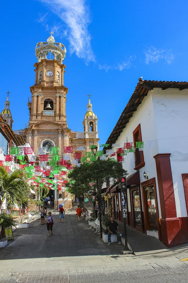 Iglesia de Nuestra Señora de Guadalupe en Puerto Vallarta decorada con papel picado mexicano.